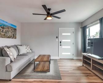 The Bungalow at OB Dog Beach - San Diego - Sala