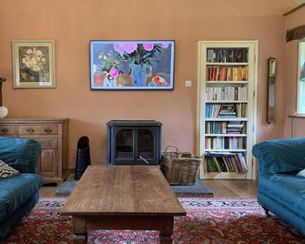 Family self catering upto 16 in great cottage no neighbours and local facilities - Ulverston - Sala de estar