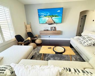 Buddha Estate#4 - Great neighborhood, Sparkling pool and Hot tub, EV Charger, Games - Henderson - Living room