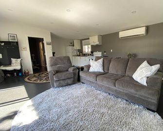 Private Guest House! - Kingsville - Living room