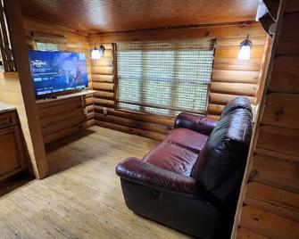 Beautiful Cabin in a great neighborhood and minutes from Baton Rouge!! - Denham Springs - Wohnzimmer