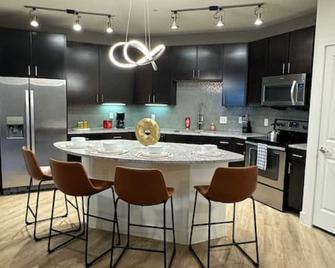 Stylish 2BR – 2mi to Six Flags,La Cantera & Dining - San Antonio - Kitchen