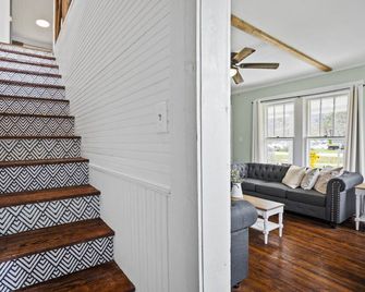Charming 4 bedroom farmhouse with large backyard for entertaining - Mountain City - Stairs