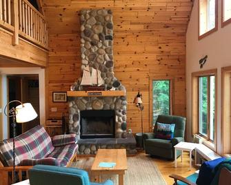 Beautiful Northern Michigan Lake Cottage - Indian River - Sala de estar