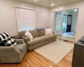 Minutes from Indy Motor Speedway - Dog friendly - Fully fenced yard - Speedway - Living room