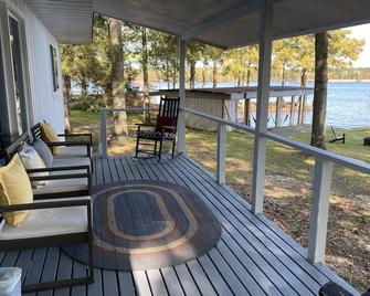 Escape to Serenity Lake House on Lake D'Arbonne, Fire Pit, Porch and Boat House - Farmerville - Patio