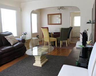 Gulfport's Marina District! Quiet, Clean, Comfortable, and Walkable to Downtown! - Gulfport - Living room