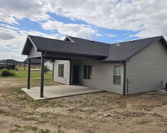 3-bedroom house in enchanting Dodge City with AC for comfort - Dodge City - Budova