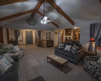 Anna Lou's Guest House - Raymore - Living room