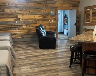 Cozy studio style space with AC and WiFi on beautiful Cottonwood Lake - Redfield - Living room