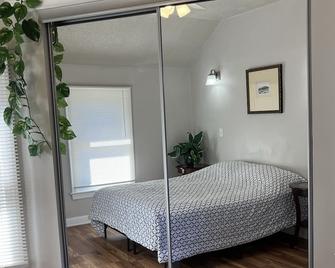 Entire 3 bedrooms/2 bathrooms fence yard, near Costco, Sam's - Gaithersburg - Bedroom