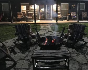 Cumberland River Cabin Rental - Burkesville - Patio