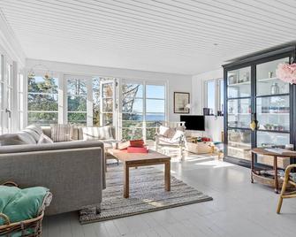 2 Bedroom Stunning Home In Ølsted - Olsted - Sala de estar