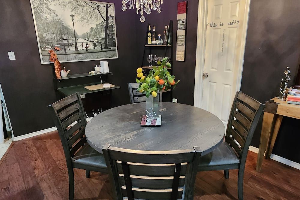 3 bedroom Townhome near Downtown Dallas- Sleeps 10 people - Dallas - Dining room
