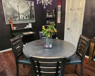 3 bedroom Townhome near Downtown Dallas- Sleeps 10 people - Dallas - Dining room