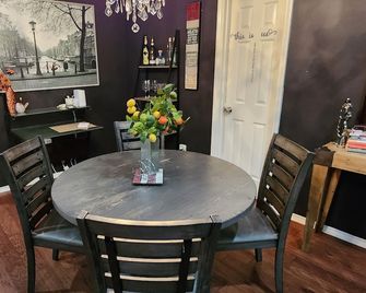 3 bedroom Townhome near Downtown Dallas- Sleeps 10 people - Dallas - Dining room