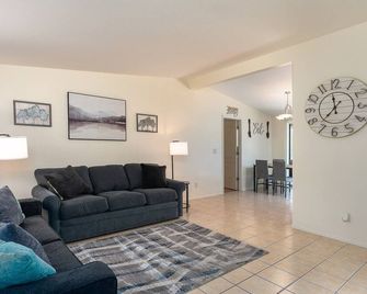 Home in Sierra Vista. - Sierra Vista - Living room