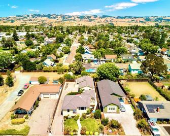 Spacious Renovated Mid-Century Charmer - New - Petaluma - Building