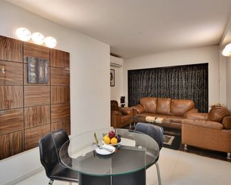 ذا فيرن ريزيدنسي أحميد اباد، سوباش بريدج، سيريز باي ماريوت - أحمد أباد - غرفة طعام