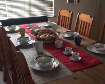Cosy 2-Bed House in Maseru for perfect calm and re - Maseru - Dining room