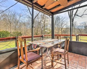 Peaceful Mt Sterling Cabin Deck and Fire Pit! - Mount Sterling - Balcony