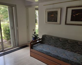 Elegante Trilocale All'interno DI Una Villa In Zona Residenziale DI Prestigio - Olgiata - Living room