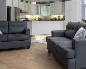 Muskoka Lakefront 4-Bdrm Guest House - Port Carling - Living room