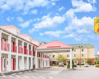 Super 8 by Wyndham Clinton - Clinton - Budynek