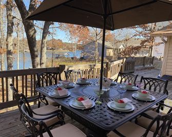 Lakefront living at its best - a guest favorite! - Hot Springs Village - Patio