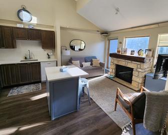 R&r Retreat - In The Heart Of The Village - 1 Bedroom + Loft - Whistler - Cocina