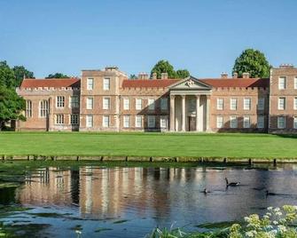Festival Serviced Apartment, Perfect Of Contractors & Families Free Wifi & Netflix By Redwood Stays - Basingstoke - Building