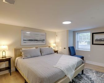 3 Mi to Minute Man Nhp: 'summer St Retreat' + Deck - Bedford - Bedroom