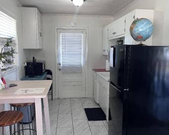 Cozy Studio Near Gracelandkitchenettefreeparking - Μέμφις - Κουζίνα