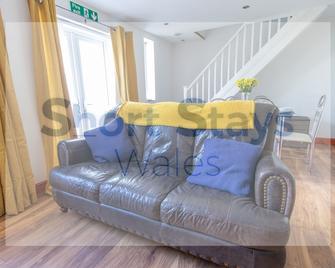 Stunning Home With Captivating Views Nearby - Newport - Living room