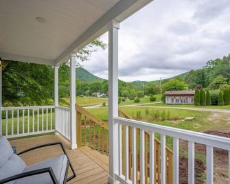 Mountain Views, Hot tub & Fire Pit @ Bluebird Cottage - Candler - Parveke