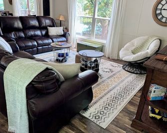 NEW LIST - Canoe 22 is a Cozy 3-bedroom cabin w/Hot Tub with Lake views. - Cookson - Sala de estar