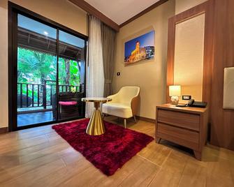 Quality Beach Resorts and Spa Patong - Patong - Living room