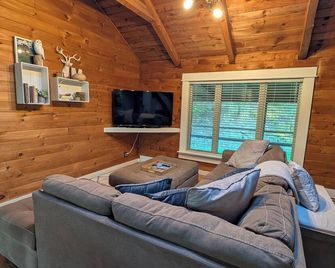 Cabin Eight-Oh-Five - Denver - Living room