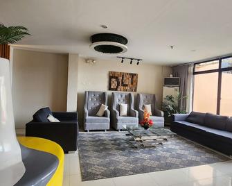 DLT Suites Cebu powered by Cocotel - Minglanilla - Sala de estar