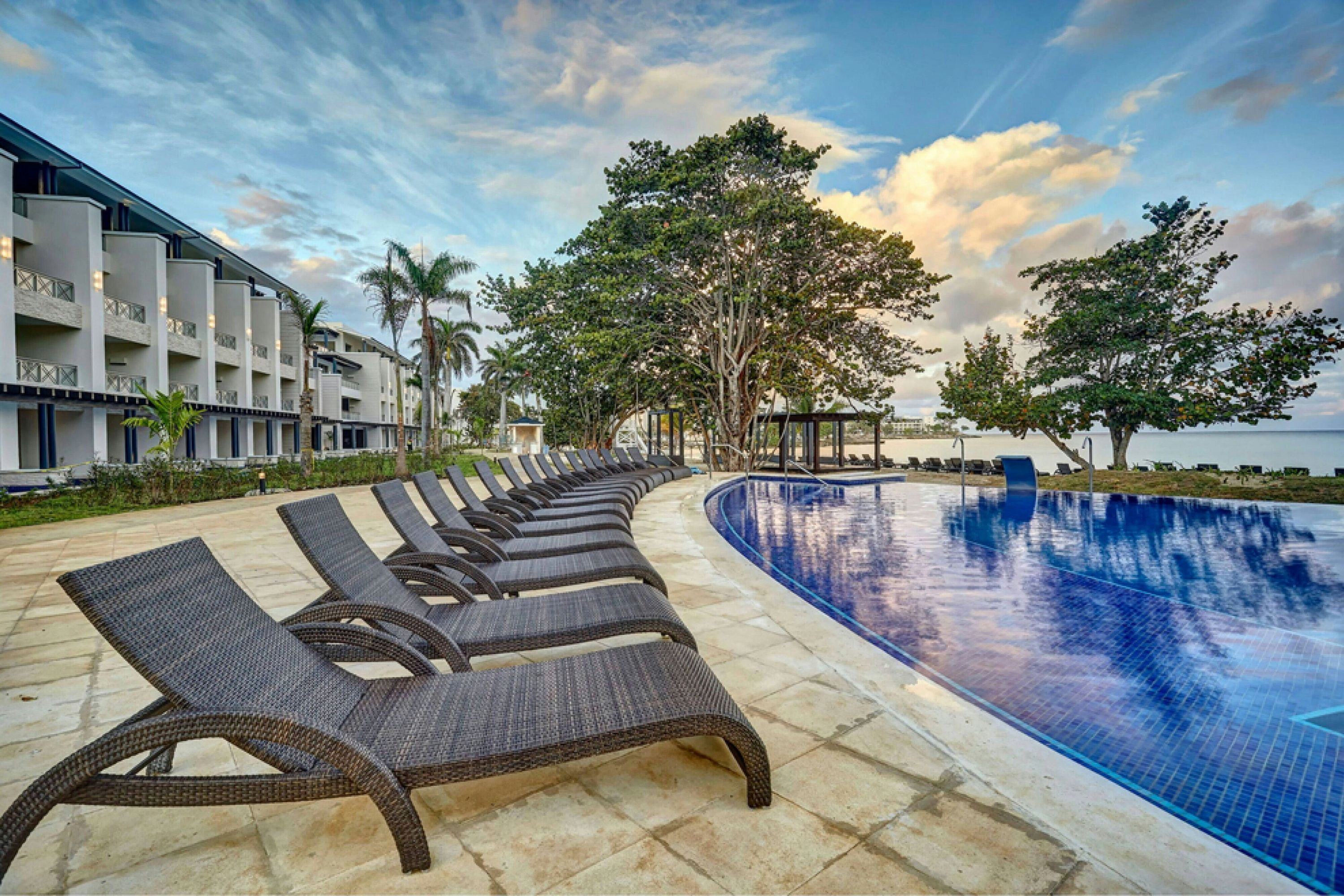 رويالتون نيجريل، آن أوتوجراف كوليكشن أول إنكلوسيف ريزورت - نيغريل - حوض السباحة