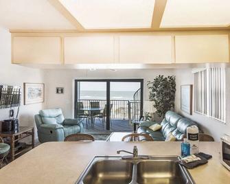 Quaint 2 Bedrooms, 2 Bathrooms, Sleeps 4 On the beach with pool 2nd floor views - Indian Shores