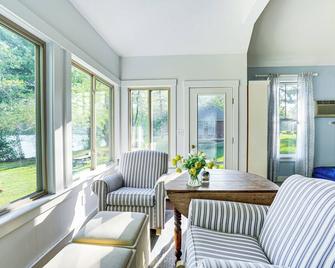 Waterfront Cottage in Summer Village w/ Grill - Westford - Living room