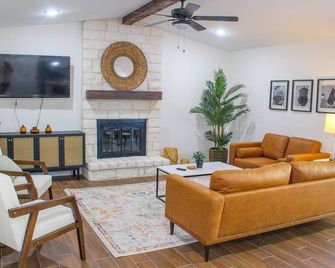 Newly Renovated Home! Great Location. Perfect For Long Stays! - Rowlett - Living room