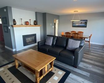 Tofino Oceanfront House - Vista Hermosa - Tofino - Living room