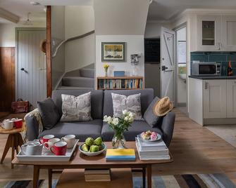 A Beautiful Cottage With A Homely Feel And Flexible Sleeping Arrangements - Gordon - Living room