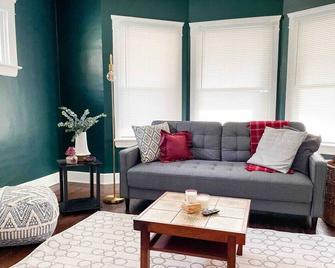 2024 remodeled Apartment Pets Welcome - Cleveland - Living room