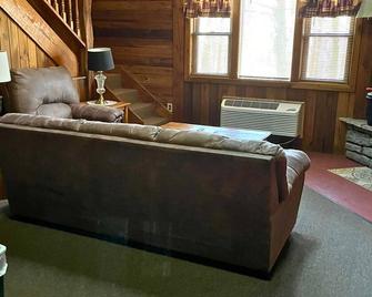 Adventurer's Lodge, a charming 3-bedroom cabin with WiFi in quiet Lansing, WV. - Lansing