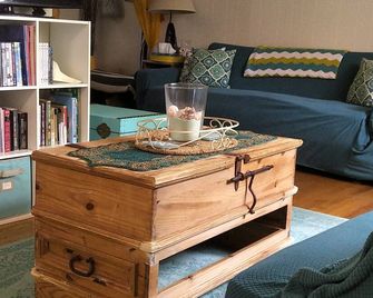 Cozy 2 Bedroom Cottage Walking Distance to the Beach - Bluewater - Living room