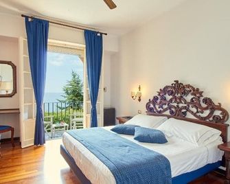 Hotel Punta Est - Finale Ligure - Bedroom