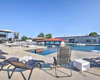 Ozarks Vacation Rental Condo w/ Lake View! - Lake Ozark - Basen